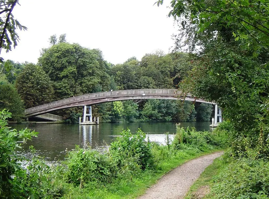 uk walking trails thames path