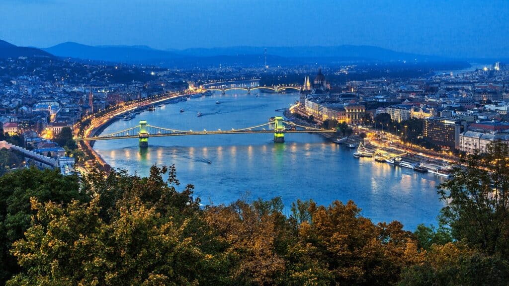 chain bridge budapest